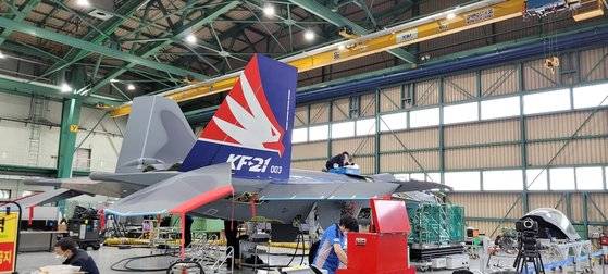 파란색 바탕에 붉은색과 흰색의 독수리 머리 문양으로 그려진 KF-21 시제 3호기. 꼬리 날개에는 KF-21 003이라는 표시가 적혀있다.