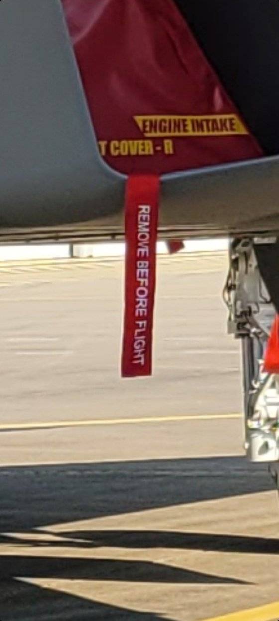KAI는 KF-21의 레이더 피탐면적을 줄이기 위해 각종 안테나와 센서 대부분을 기체 내부에 매립했으며, 동체 아래에는 공대공 미사일 등을 장착할 수 있는 무장창을 반쯤 매립했다. 반매립 무장창은 빨간 리본 뒤에 검은 선으로 보인다.