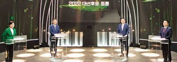 심상정 정의당 대선 후보(왼쪽부터)와 이재명 더불어민주당 후보, 윤석열 국민의힘 후보, 안철수 국민의당 후보가 3일 서울 여의도 KBS 스튜디오에서 열린 대선 후보 첫 TV토론회에서 토론하고 있다.  /김범준  기자