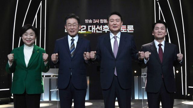 정의당 심상정 · 더불어민주당 이재명 · 국민의힘 윤석열 · 안철수 국민의당 대선 후보(왼쪽부터)가  3일 서울 KBS 스튜디오에서 열린 지상파 방송 3사 주최 대선후보토론회에서 기념촬영을 하고 있다. 국회사진기자단