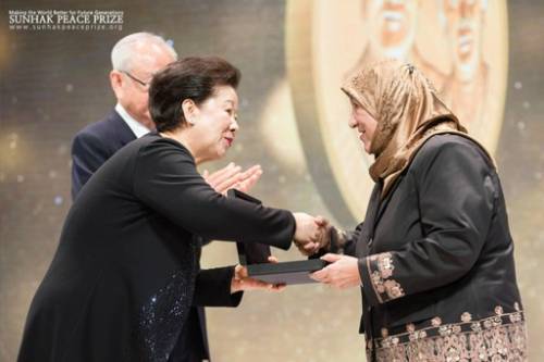 지난해 2월 3일 서울 잠실 롯데호텔월드 크리스탈볼룸에서 열린 ‘2017 제2회 선학평화상 시상식’에서 한학자 총재(왼쪽)가 아프간 여성 교육가인 사키나 야쿠비 박사에게 상금과 메달을 수여하고 있다.  세계일보 자료사진