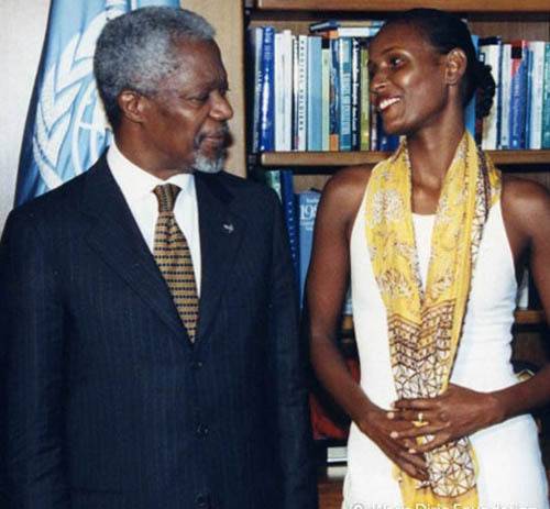 유엔 최초의 여성 할례 철폐 특별대사로 활동한 와리스 디리 여사(오른쪽)가 코피 아난 전 유엔 사무총장과 함께한 모습.  세계일보 자료사진