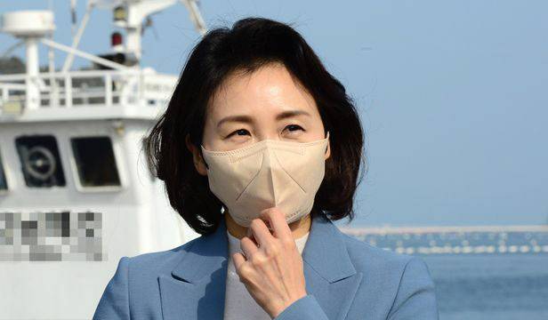 이재명 더불어민주당 대선 후보 부인 김혜경씨가 지난달 27일 오전 경남 통영시 소재 한 굴 작업장을 찾아 언론과 인터뷰를 하고 있다. (사진=뉴시스)