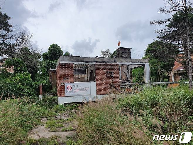 2019년 동해안 대형산불로 훼손된 속초 영랑호리조트 별장형 콘도.2022.2.4/뉴스1