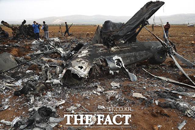 작전에 투입된 미군의 헬기 한 대가 시리아에서 기계적인 문제로 비상착륙을 했다. 미군은 헬기 회수가 어려워 폭파했다고 밝혔다.