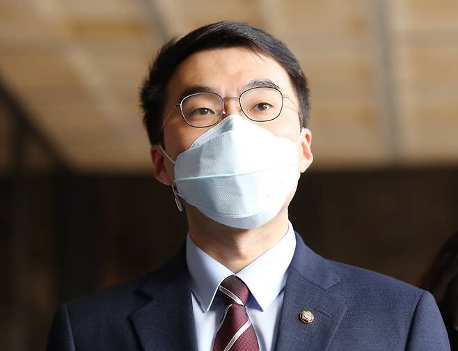 더불어민주당 김남국 의원 및 선대위 관계자들이 지난해 11월 19일 오후 국민의힘 윤석열 대선 후보의 부인 김건희 씨의 도이치 모터스 주가조작 가담 의혹과 관련 서울 서초구 서울중앙지검에 항의 방문해 취재진에게 방문 취지를 설명하고 있다. /연합뉴스