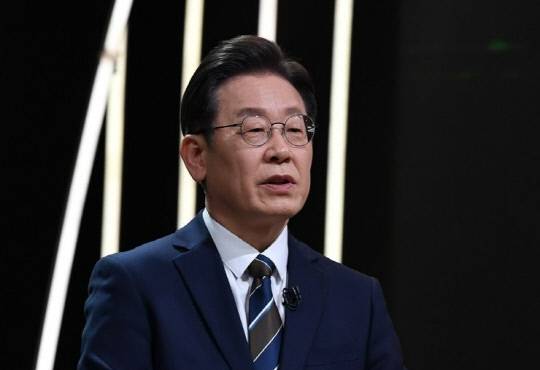 이재명 더불어민주당 대선 후보가 3일 오후 서울 여의도 KBS 공개홀에서 열린 방송 3사 합동 초청 '2022 대선후보 토론'에 앞서 준비를 하고 있다. 연합뉴스