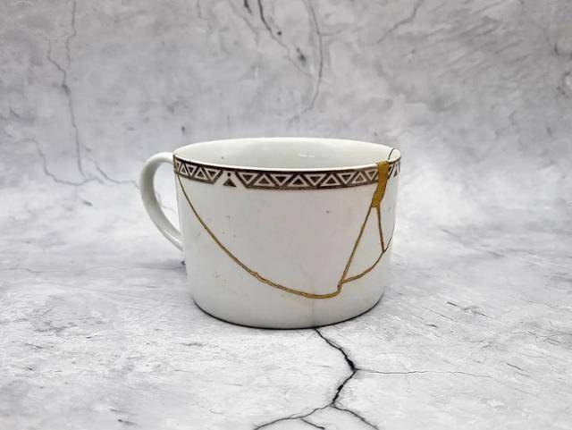 깨진 도자기 컵을 킨츠기를 활용해 수리한 모습. 조각난 자리에 입힌 금분이 또 다른 무늬처럼 느껴진다. 조은혜 대표 제공