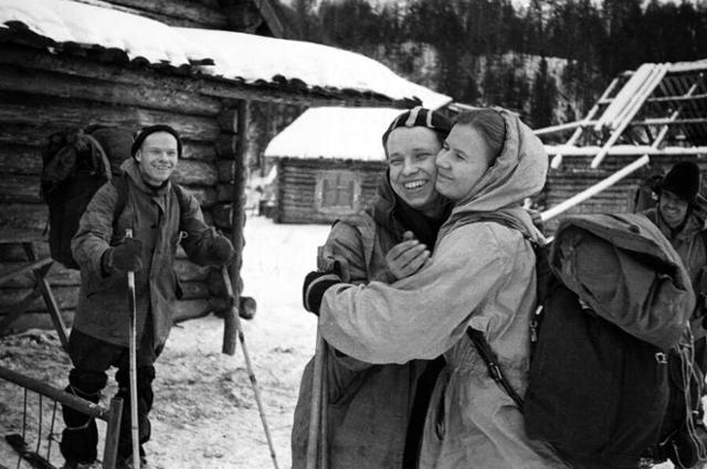 1959년 1월 러시아 우랄산맥 오토르텐산 스키 원정을 가기 위한 베이스캠프에서 이고르 디아틀로프(왼쪽) 대장과 유리 유딘(가운데)과 루드밀라 알렉산드로브나 두비니나(오른쪽)가 고별을 앞두고 인사를 하고 있다. 유리 유딘은 관절 통증으로 베이스캠프에 남았다. 디아틀로프 패스 홈페이지