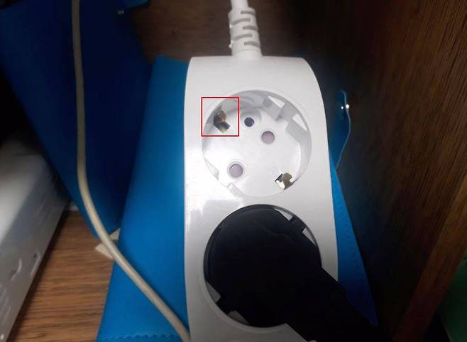 멀티탭에 있는 금속 접지단자