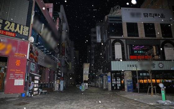 지난해 연말 광주광역시 서구 상무지구의 술집과 식당, 노래방에 불이 꺼진 모습. 코로나 팬데믹으로 인한 정부의 밤 9시 영업제한 조치로 간이주점·호프집 등 자영업자들이 큰 타격을 받았다. [뉴스1]