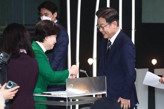 정의당 심상정 대선 후보(왼쪽)와 더불어민주당 이재명 대선 후보(오른쪽)가 3일 오후 서울 여의도 KBS 공개홀에서 열린 〈방송 3사 합동 초청〉 2022 대선후보 토론에 참석해 인사를 나누고 있다. [국회사진기자단]