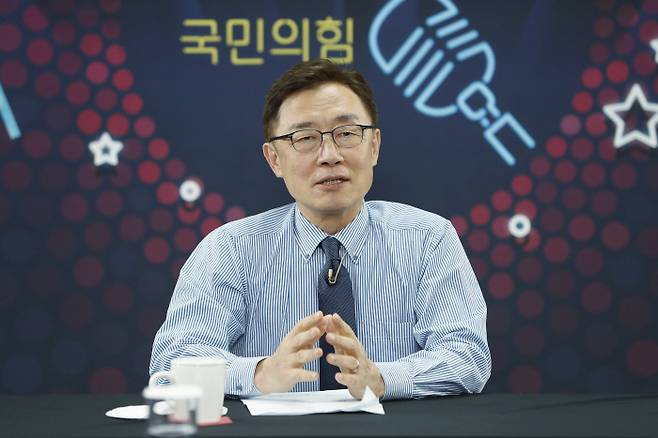 최재형 전 감사원장이 지난해 9월 서울 여의도 국민의힘 당사에서 대선 경선 예비후보 12명을 대상으로 열린 유튜브 라이브 방송 ‘올데이 라방’에 출연해 질문에 답변하고 있다. 국회사진기자단