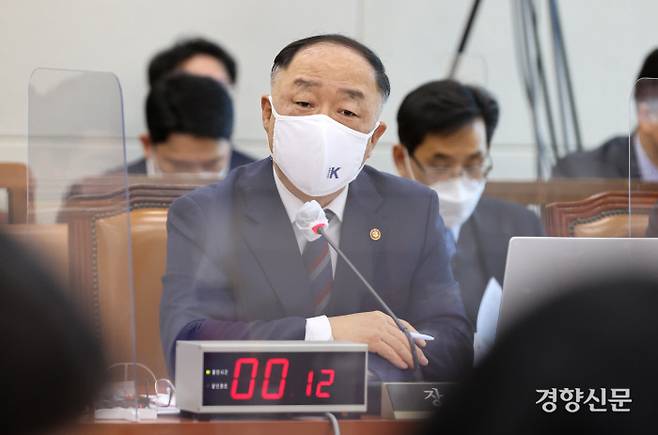 홍남기 부총리 겸 기획재정부 장관이 4일 국회에서 열린 기획재정위원회 전체회의에서 의원들 질의에 답변하고 있다. 국회사진기자단