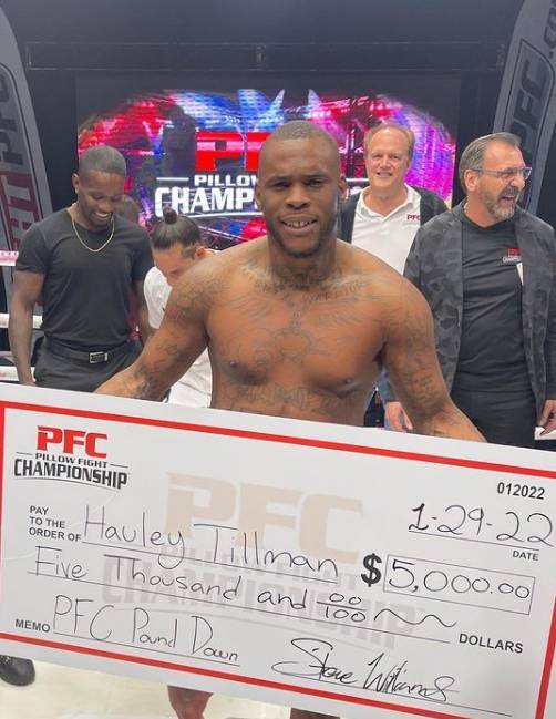 지난달 29일 베개싸움 챔피언 타이틀은 남자부에서 미국선수 홀리 틸먼이 가져갔다. 인스타그램 캡처.