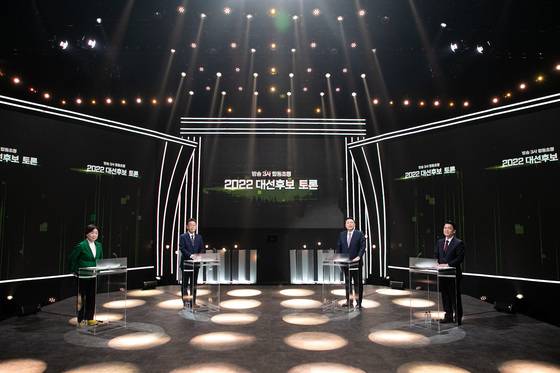 (서울=뉴스1) 국회사진취재단 = 심상정 정의당(왼쪽부터), 이재명 더불어민주당, 윤석열 국민의힘, 안철수 국민의당 대통령 후보가 3일 저녁 서울 영등포구 KBS 공개홀에서 열린 지상파 방송 3사(KBS·MBC·SBS) 합동 초청 대선후보 토론회 시작에 앞서 리허설을 하고있다. 2022.2.3/뉴스1