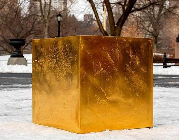 작가는 “다양한 측면에서 감상할 수 있는 개념적 예술 작품”이라면서 “현실 세계를 초월한 무형의 무언가를 만들고 싶다는 생각에서 출발했다”고 설명했다. 이어 “인류 역사상 이렇게 많은 양의 금이 하나의 순수한 물체로 존재한 적이 없었다. 태양과 빛, 선을 상징하는 금은 영원하다”고 밝혔다.