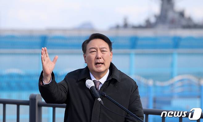 윤석열 국민의힘 대선 후보가 5일 오후 제주 서귀포시 강정마을 해오름노을길에서 발언하고 있다. 2022.2.5/뉴스1 © News1 구윤성 기자
