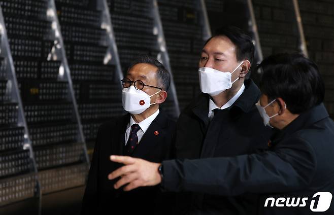 윤석열 국민의힘 대선 후보가 5일 오후 제주4·3평화공원을 찾아 위패봉안실을 둘러보고 있다. 윤 후보는 이날부터 1박2일 일정으로 제주와 광주를 방문하며 표심 훑기에 나선다. 2022.2.5/뉴스1 © News1 구윤성 기자