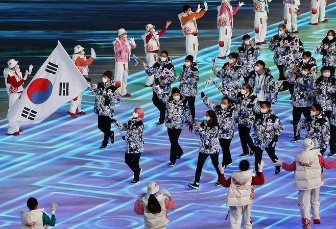 4일 중국 베이징 국립경기장에서 열린 2022 베이징 동계올림픽 개회식에서 73번째로 대한민국 선수단이 입장하고 있다. 연합뉴스