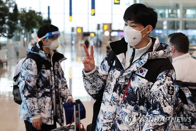 [올림픽] 가자 베이징으로 (영종도=연합뉴스) 한상균 기자 = 베이징동계올림픽 한국 피겨 대표팀 이시형이 3일 오전 인천공항에서 출국 전 기념촬영을 하고 있다. 왼쪽은 차준환. 2022.2.3 xyz@yna.co.kr