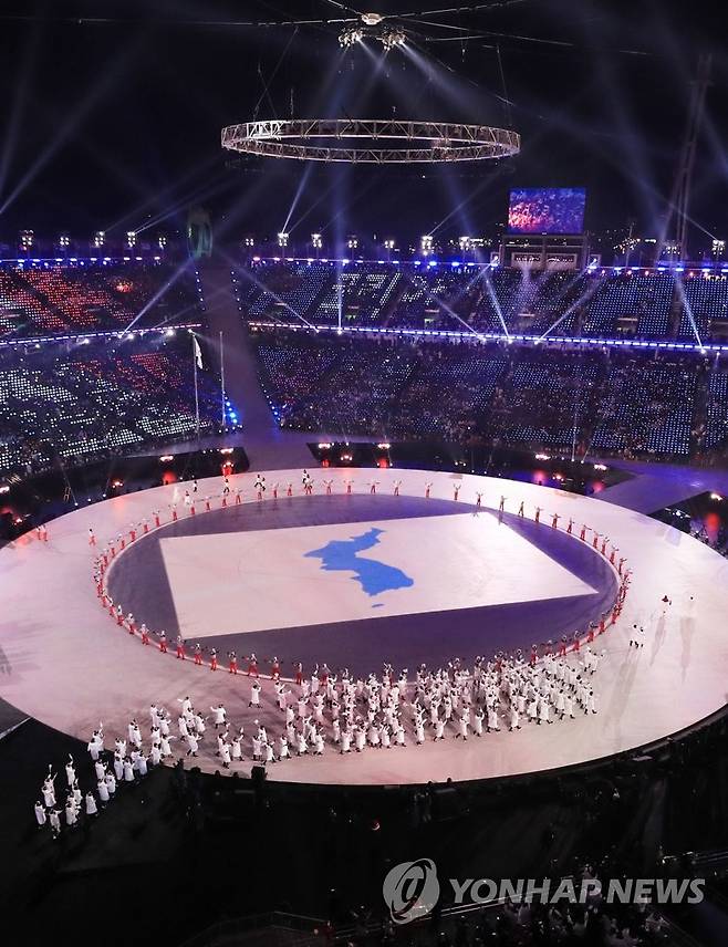 4년 전 평창 올림픽 2018년 2월 9일 오후 강원도 평창 올림픽스타디움에서 열린 2018 평창동계올림픽 개막식에서 공동 기수인 남측 원윤종, 북측 황충금이 한반도기를 앞세운 가운데 남북 선수단이 동시 입장하고 있다. [연합뉴스 자료사진]