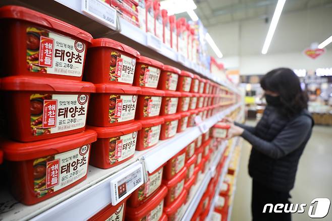 설 연휴가 끝나고 본격적인 식료품 물가 인상이 이어진다.  사진은 3일 오전 서울 서초구 농협하나로마트 고추장 진열대 모습. 2022.2.3/뉴스1 © News1 성동훈 기자