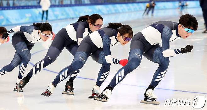 6일 중국 베이징 국립 스피드 스케이팅경기장에서 2022 베이징 동계올림픽에 출전하는 스피드 스케이팅 대표팀 정재원(오른쪽부터), 김보름, 박지우, 김현영이 질주하고 있다. 2022.2.6/뉴스1 © News1 박지혜 기자