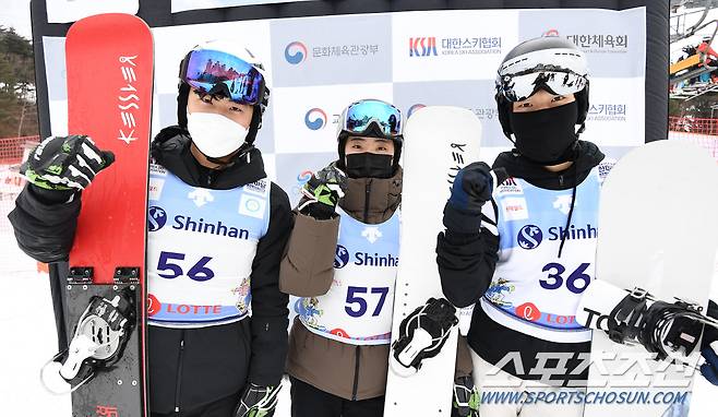 청소년 스포츠 한마당 스노보드 대회가 22일 강원도 평창군 용평리조트 스키장에서 열렸다. 대회에 참가한 '청소년대표' 윤창하, 정은채,'동호인' 안의성이 포즈를 취하고 있다.

 평창=박재만 기자 pjm@sportschosun.com