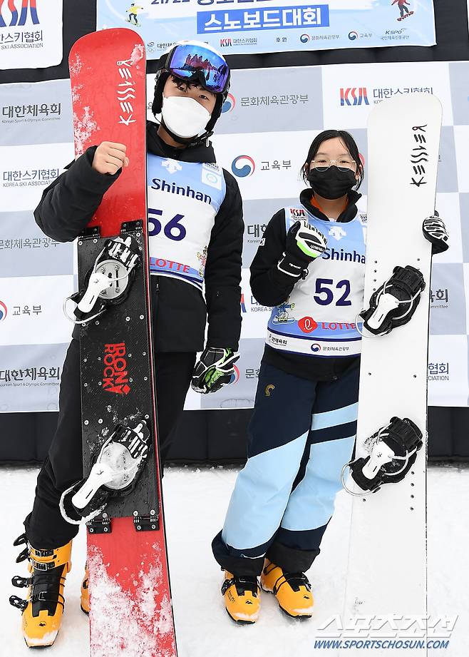 청소년 스포츠 한마당 스노보드 대회가 22일 강원도 평창군 용평리조트 스키장에서 열렸다. 대회에 참가한 윤창하, 김예나 선수가 포즈를 취하고 있다. 평창=박재만 기자 pjm@sportschosun.com/2022.01.22/