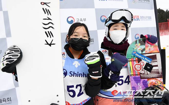 청소년 스포츠 한마당 스노보드 대회가 22일 강원도 평창군 용평리조트 스키장에서 열렸다. 대회에 참가한 김예나, 박아진 선수가 포즈를 취하고 있다. 평창=박재만 기자 pjm@sportschosun.com/2022.01.22/