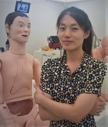 정금형 작가. 지난 2016년 8월 아틀리에 에르메스에서 열린 ‘개인소장품’전 전시장에서 카메라 앞에 선 모습이다.