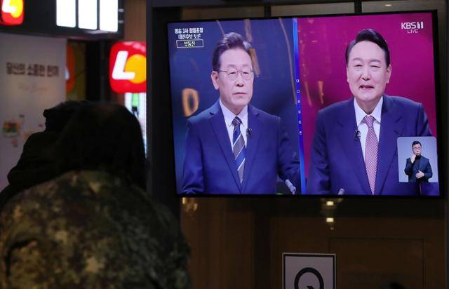 시민들이 지난 3일 서울역 대합실에서 방송 3사 합동 초청 '2022 대선 후보 토론'을 시청하고 있다. 뉴스1