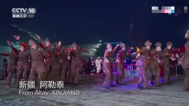 신장 소개 영상에 등장한 한 소수 민족이 전통 옷을 입고 춤을 추고 있다. (출처: 중국중앙(CC)TV)