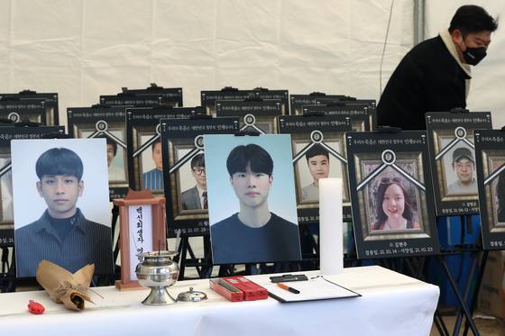 People pay respects at a mourning altar set up by an association of family members of alleged Covid-19 vaccine victims on Jan. 13 at Cheonggye Plaza in Jongno District, central Seoul. [NEWS1]