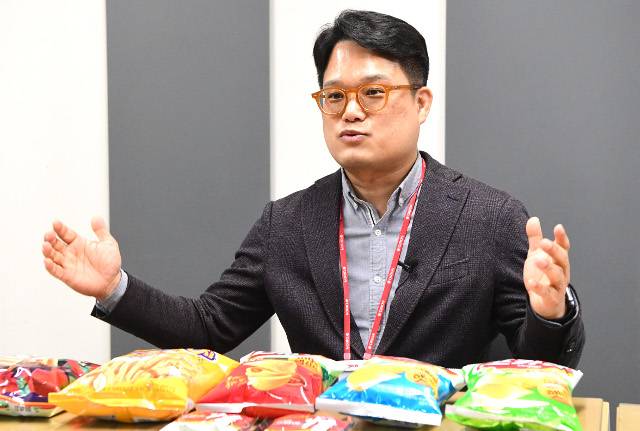 류근하 오리온 포장개발파트 부장이 지난달 12일 서울 용산구 오리온 본사에서 국민일보와 인터뷰 하면서 포카칩 봉지를 앞에 두고 '착한 포장' 프로젝트를 설명하고 있는 모습. 권현구 기자