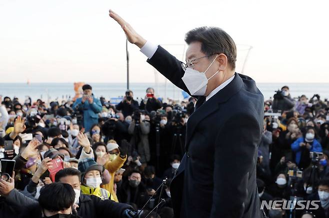 [부산=뉴시스] 최동준 기자 = 이재명 더불어민주당 대선 후보가 5일 부산 해운대 이벤트광장을 방문해 시민들에게 인사하고 있다. 2022.02.05. photocdj@newsis.com