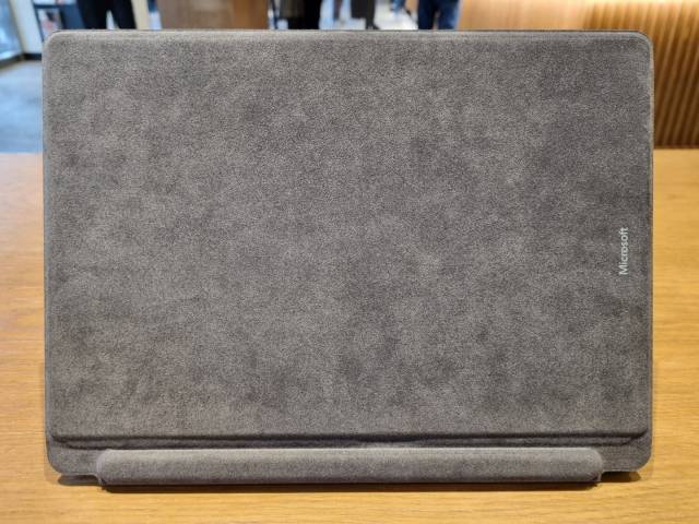 서피스 프로8을 시그니처 키보드 커버로 닫은 모습. 알칸타라 소재로 고급스러운 느낌을 준다. 사진촬영=윤민혁 기자