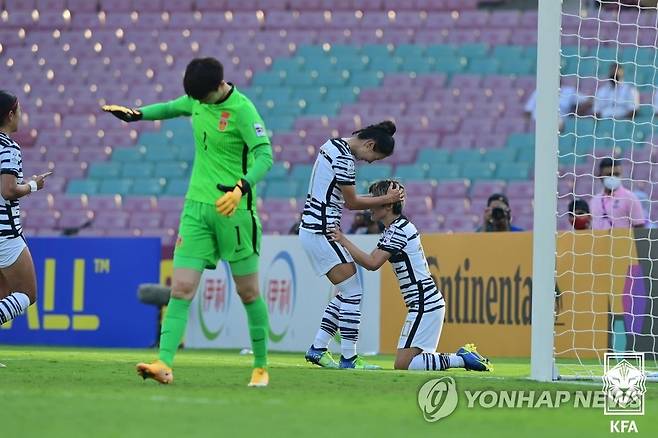 페널티킥으로 득점한 지소연 (서울=연합뉴스) 여자 축구대표팀의 지소연(오른쪽)이 6일 인도 나비 뭄바이의 D.Y. 파틸 스타디움에서 열린 중국과의 2022 AFC 아시안컵 결승전에서 페널티킥으로 득점한 뒤 기쁨을 나누고 있다. 2022.2.6 [대한축구협회 제공. 재판매 및 DB 금지] photo@yna.co.kr