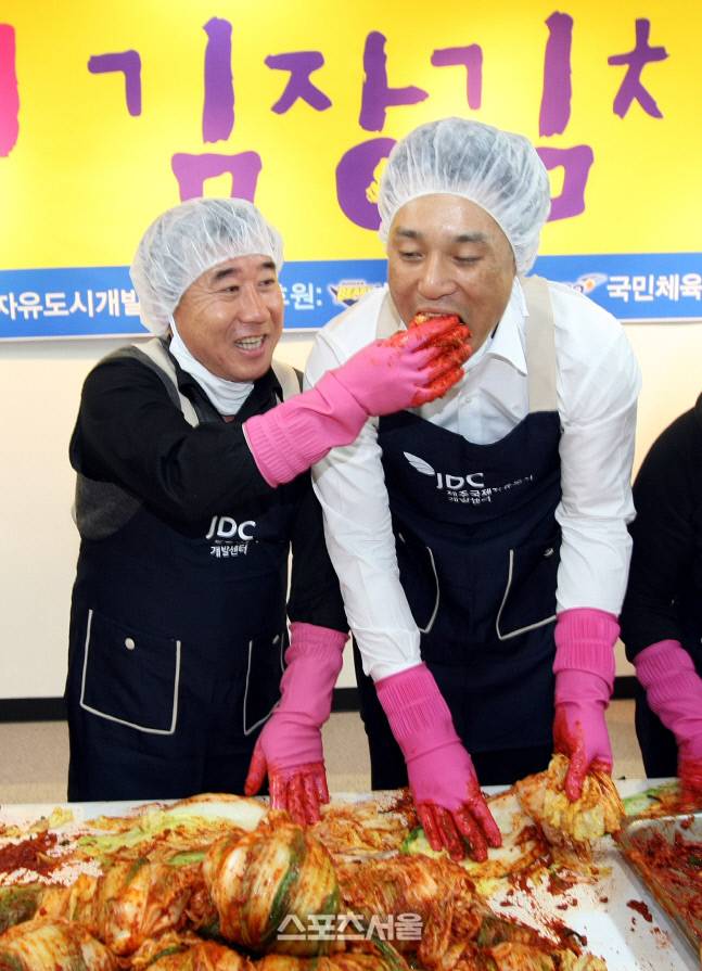 일구회 김광수 회장 당선인(왼쪽)은 존중과 소통으로 야구계의 화합을 첫 번째 키워드로 꼽았다. 과거 김치 담그기 행사에서 KBO 이승엽 홍보위원에게 김치를 먹여주는 김 당선인. 박진업기자 upnadup@sportsseoul.com