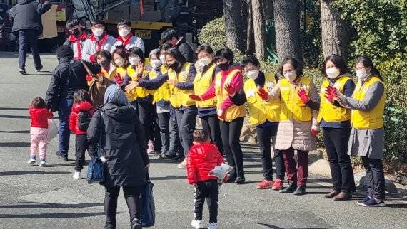 7일 오전 울산 동구에 도착한 아프가니스탄인 특별기여자들이 현대중공업 측에서 마련한 사택으로 들어서자 자원봉사자들이 환영인사를 하고 있다. /사진=뉴시스