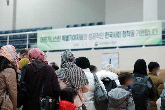 7일 오전 전남 여수 해양경찰교육원 실내체육관에서 아프간특별기여자들이 울산 현대중공업 취업 환송식에 참석하고 있다. /사진=뉴스1