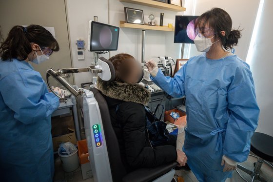 동네 병의원에서 코로나19 검사와 치료가 시작 된 후 첫 주말인 6일 서울의 한 이비인후과에서 시민이 코로나19 검사를 받고 있다. [연합뉴스]