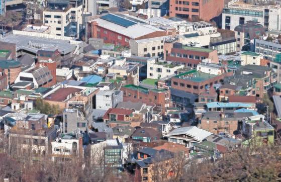 전셋값이 집값과 비슷해 전세보증금을 떼일 가능성이 있는 이른바 '깡통전세'가 늘고 있다. 서울 용산구 서울 N타워에서 바라본 빌라 밀집지역의 모습. 뉴스1