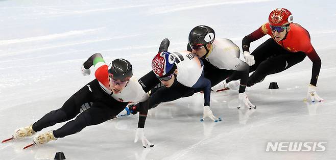 [베이징(중국)=뉴시스] 고범준 기자 = 7일 오후 중국 베이징 캐피털 실내경기장에서 열린 2022 베이징 동계올림픽 쇼트트랙 남자 1000m 준결승 경기, 한국 이준서가 질주하고 있다. 2022.02.07. bjko@newsis.com