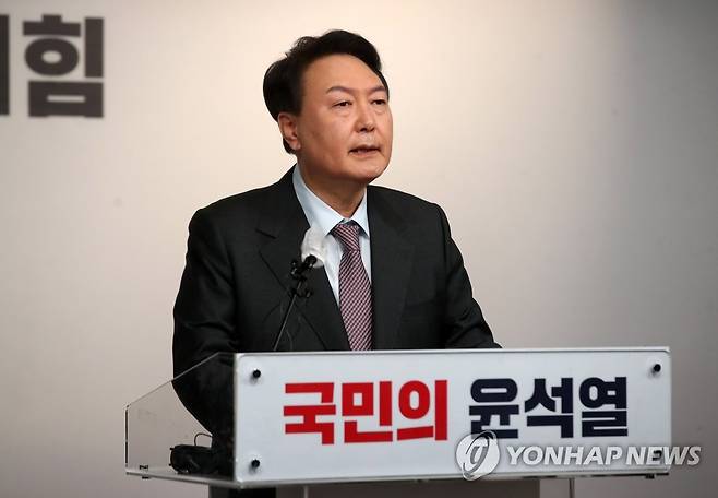 민주 "尹, 건강 핑계로 토론 깨고 술자리…국민 뭘로 아나" [국회사진기자단]