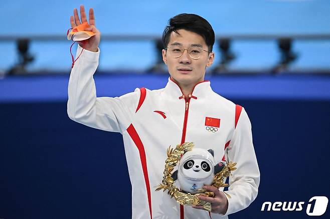 베이징 동계올림픽 남자 쇼트트랙 1000m 결승전에서 런쯔웨이가 금메달을 차지했다. © AFP=뉴스1 © News1 정윤영 기자