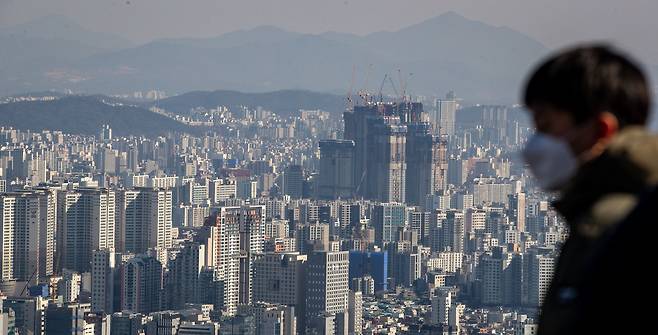 3일 오전 서울 남산에서 바라본 아파트 밀집지역 모습 / 연합뉴스