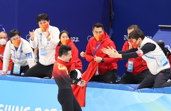 쇼트트랙 남자 1000m에서 우승한 중국의 런쯔웨이(맨 앞)를 반기는 김선태 중국 감독. 김경록 기자