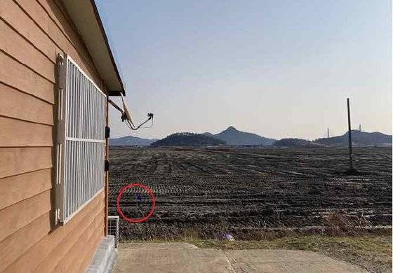 전남 신안군 A씨의 집으로부터 불과 3m 떨어진 곳에 태양광 설비 공사를 위한 파란 깃발이 꽂혀 있다. [법무법인 YK]